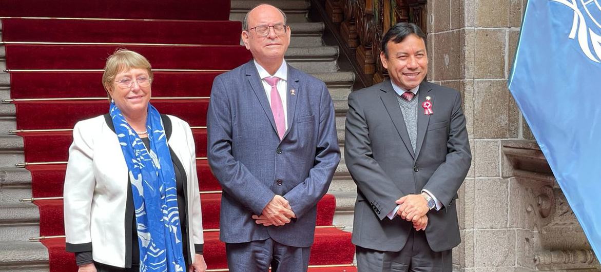 میشل باشله، رئیس حقوق بشر سازمان ملل (سمت چپ) مورد استقبال سزار لاندا وزیر خارجه پرو (در مرکز) و وزیر دادگستری فلیکس چرو قرار گرفت.
