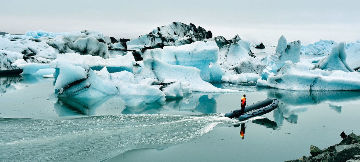 مرداب یخچالی جوکولسارلون در ایسلند، بخشی از یک میراث جهانی، به طور طبیعی از آب ذوب شده یخ‌ها تشکیل شده است و در حالی که بلوک‌های بزرگ یخی از یک یخچال در حال کوچک شدن خرد می‌شوند، دائماً در حال رشد است.