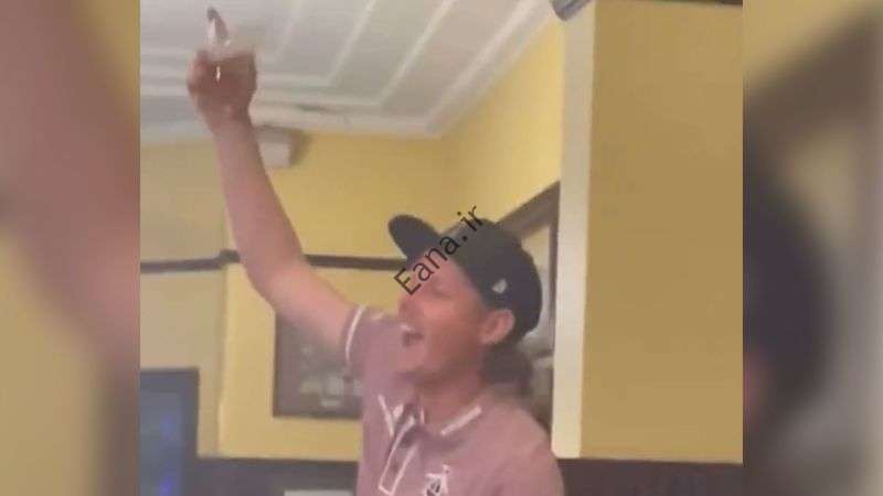 کامرون اسمیت در حالی که پیروزی خانگی را با تماشای پخش تلویزیون جشن می گیرد، در میخانه بلند شد