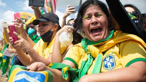یکی از حامیان رئیس جمهور برزیل، ژایر بولسونارو، در جریان تظاهرات به نفع دولت وی در بحبوحه همه گیری ویروس کرونا در مقابل کاخ پلانالتو در 24 می 2020 در برازیلیا، برزیل گریه می کند. 