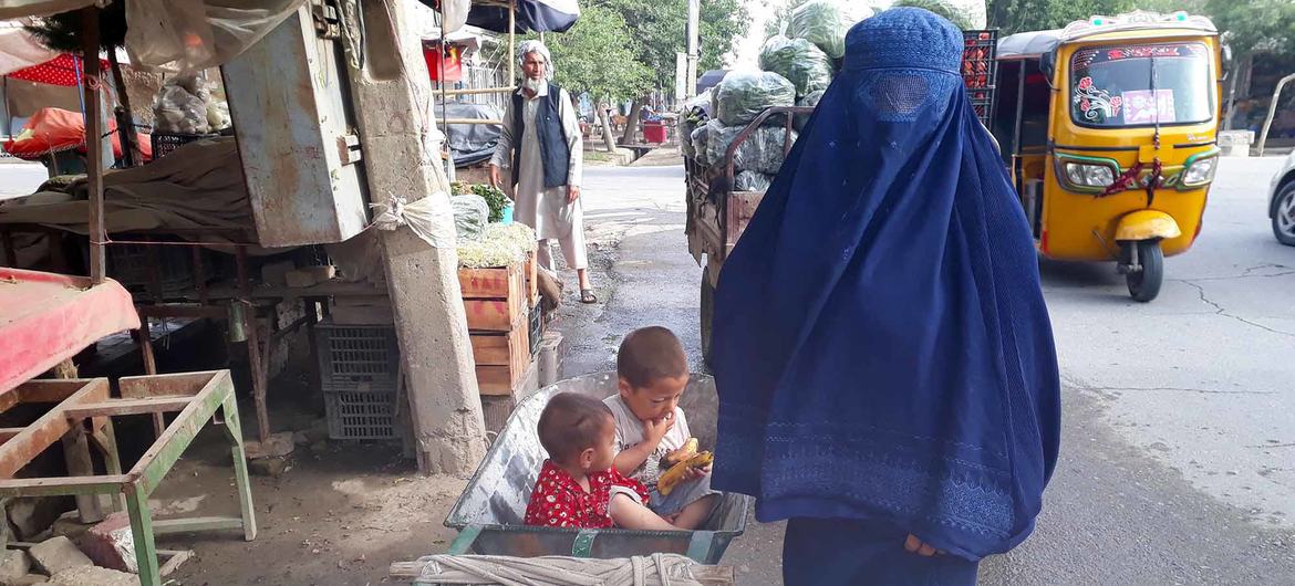 زنان و کودکان بیشترین آسیب را از بحران انسانی در افغانستان دیده اند.