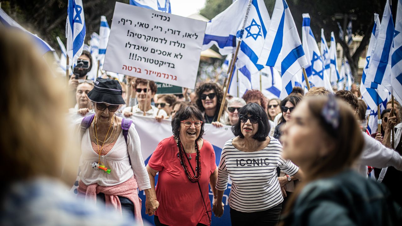زنان در جریان اعتراضات علیه اصلاحات قضایی جنجالی نتانیاهو در تل آویو در 22 مارس 2023 می رقصند.