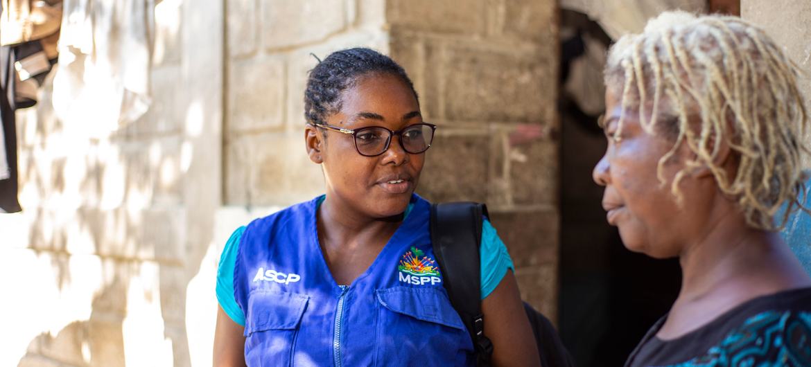 Esterline Dumezil از سال 2014 به عنوان یک کارمند بهداشت اجتماعی در Cité Soleil استخدام شده است.