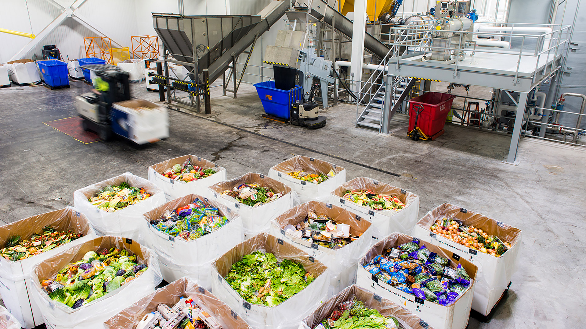 جعبه های ضایعات مواد غذایی در تاسیسات Divert در فری تاون، MA